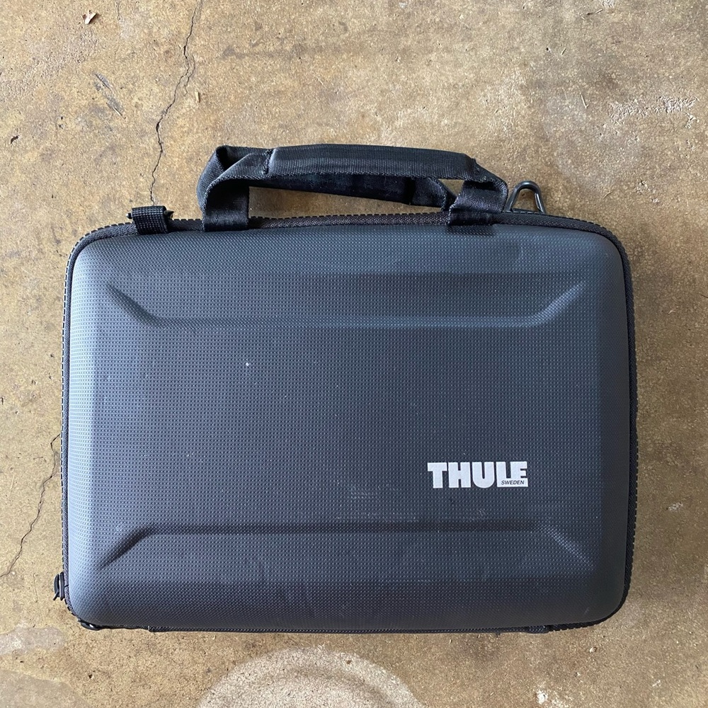 Thule Guantlet Attache Laptop Case Bag 13"
MacBook Pro/ 13" MacBook Air